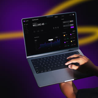 platforma handlowa Nowa Dochodvel wyświetlona na ekranie laptopa